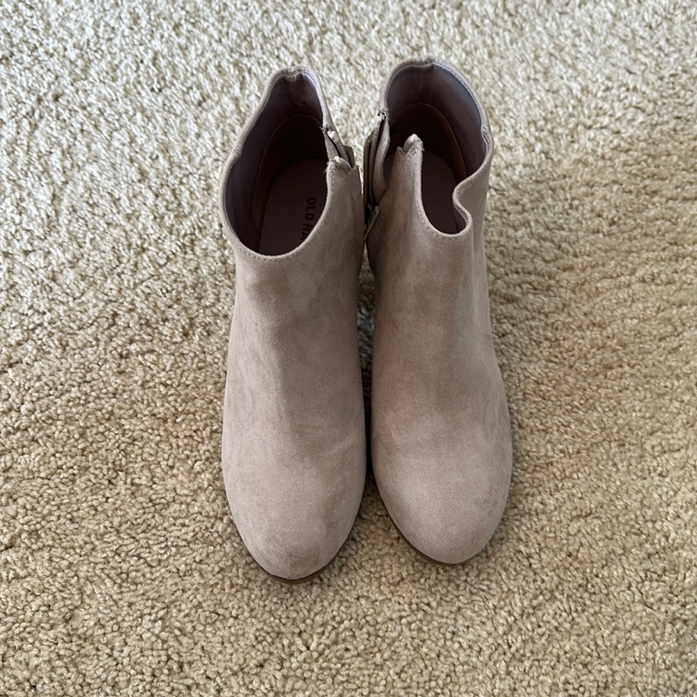 Old Navy tan faux suede booties size 9.5.